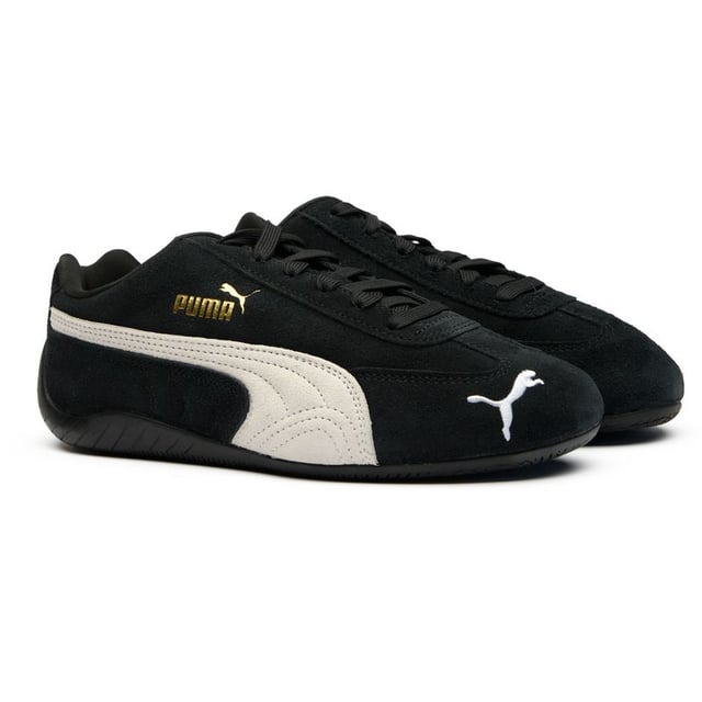 Entwickelt fÃ¼r coole Kids, bringt der Puma Speedcat Og ein StÃ¼ck Motorsport-Erbe auf den Spielplatz. Diese eleganten schwarzen Sneaker verfÃ¼gen Ã¼ber hochwertige Veloursleder-Oberteile mit dem ikonischen Puma-Formstreifen und einer niedlichen Katze, die auf der Zehenkappe eingestickt ist. Gummisohlen sorgen fÃ¼r Langlebigkeit und Grip bei allen tÃ¤glichen Abenteuern, wÃ¤hrend die klassische Silhouette einen zeitlosen Stil garantiert. Diese lÃ¤ssigen Sneaker, die stolz den Standards der Leather Working Group entsprechen, verbinden umweltbewusstes Handwerk mit legendÃ¤rem Puma-Design.