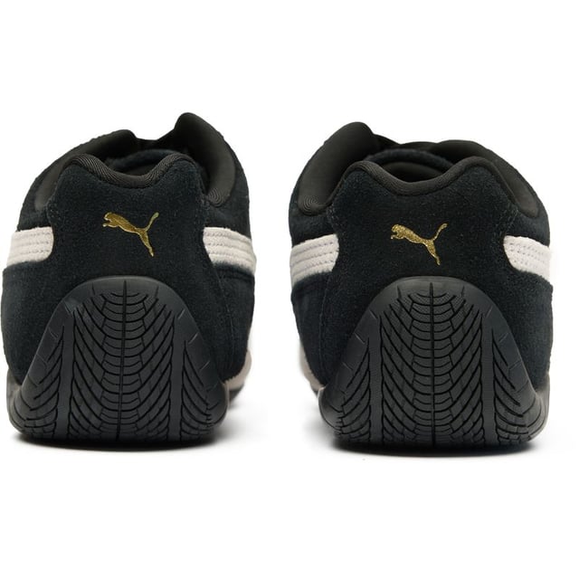 Entwickelt fÃ¼r coole Kids, bringt der Puma Speedcat Og ein StÃ¼ck Motorsport-Erbe auf den Spielplatz. Diese eleganten schwarzen Sneaker verfÃ¼gen Ã¼ber hochwertige Veloursleder-Oberteile mit dem ikonischen Puma-Formstreifen und einer niedlichen Katze, die auf der Zehenkappe eingestickt ist. Gummisohlen sorgen fÃ¼r Langlebigkeit und Grip bei allen tÃ¤glichen Abenteuern, wÃ¤hrend die klassische Silhouette einen zeitlosen Stil garantiert. Diese lÃ¤ssigen Sneaker, die stolz den Standards der Leather Working Group entsprechen, verbinden umweltbewusstes Handwerk mit legendÃ¤rem Puma-Design.