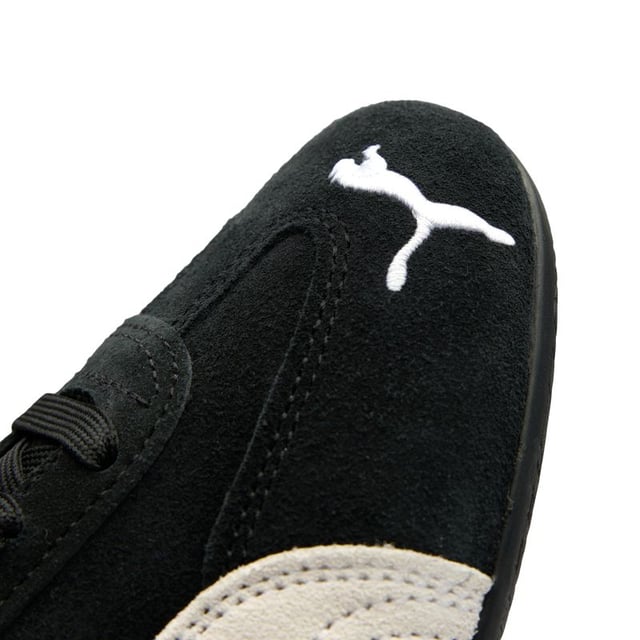 Entwickelt fÃ¼r coole Kids, bringt der Puma Speedcat Og ein StÃ¼ck Motorsport-Erbe auf den Spielplatz. Diese eleganten schwarzen Sneaker verfÃ¼gen Ã¼ber hochwertige Veloursleder-Oberteile mit dem ikonischen Puma-Formstreifen und einer niedlichen Katze, die auf der Zehenkappe eingestickt ist. Gummisohlen sorgen fÃ¼r Langlebigkeit und Grip bei allen tÃ¤glichen Abenteuern, wÃ¤hrend die klassische Silhouette einen zeitlosen Stil garantiert. Diese lÃ¤ssigen Sneaker, die stolz den Standards der Leather Working Group entsprechen, verbinden umweltbewusstes Handwerk mit legendÃ¤rem Puma-Design.