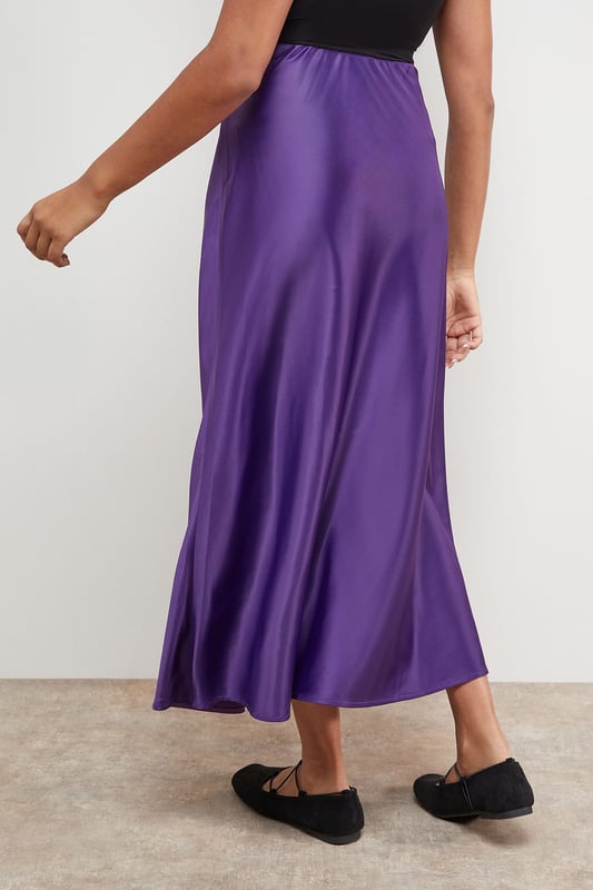 Elegant bias cut design creates a flattering drape that skims the silhouette
        Lustrous satin finish catches the light beautifully as you move
        Mid-calf length offers versatile styling options for various occasions
        Smooth waistband sits comfortably at the natural waist
        Fluid A-line shape provides effortless movement throughout the day
    
    This Oasis bias cut midi skirt brings timeless sophistication to your everyday wardrobe. The diagonal cutting technique creates a gorgeous drape that flows with your body, whilst the satin finish adds a subtle touch of luxury to casual ensembles. Style as seen with a relaxed oversized tee and minimal flip-flop sandals for an effortlessly chic daytime look. For family gatherings or brunches with friends, pair with a fitted knit top and ballet flats. The versatile midi length works beautifully with trainers for a contemporary twist, or dress it up with block-heeled mules for dinner dates. This skirt transitions seamlessly from weekend shopping trips to casual office settings when paired with a crisp button-down and loafers. A true wardrobe essential that combines feminine charm with practical wearability.