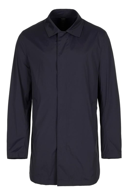 Boss P-Jared herenjack.- Opstaande kraag.- Knoopsluiting voor.- 2 klepzakken voor.- Normale pasvorm. Materiaal: 88% polyamide, 12% elastaan. Ref: 50483282404.