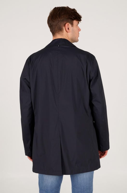 Boss P-Jared herenjack.- Opstaande kraag.- Knoopsluiting voor.- 2 klepzakken voor.- Normale pasvorm. Materiaal: 88% polyamide, 12% elastaan. Ref: 50483282404.