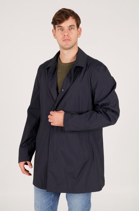 Boss P-Jared herenjack.- Opstaande kraag.- Knoopsluiting voor.- 2 klepzakken voor.- Normale pasvorm. Materiaal: 88% polyamide, 12% elastaan. Ref: 50483282404.