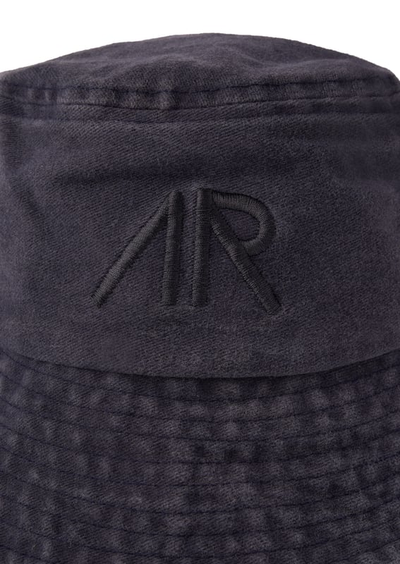A handy bucket hat suitable for all adventures! Crafted from 100% cotton and featuring an authentic navy wash this cool bucket hat shields your face from the sun while making a style statement.