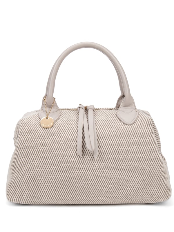 Bolso de mujer. El cierre es con cremallera. Los bolsillos internos son uno con cremallera y dos abiertos. Los bolsillos externos están ausentes. La correa para el hombro es ajustable y extraíble. El mango está fabricado en PU. Hay un compartimento interno. El material exterior es Cuero Vegano/Pu. Internamente no está forrado. Medidas: 37x20x16 cm. Producto de moda