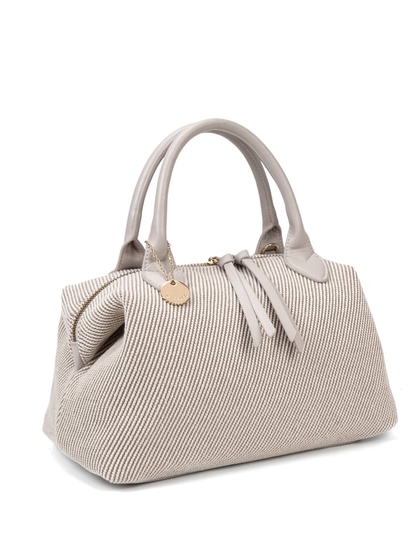 Bolso de mujer. El cierre es con cremallera. Los bolsillos internos son uno con cremallera y dos abiertos. Los bolsillos externos están ausentes. La correa para el hombro es ajustable y extraíble. El mango está fabricado en PU. Hay un compartimento interno. El material exterior es Cuero Vegano/Pu. Internamente no está forrado. Medidas: 37x20x16 cm. Producto de moda