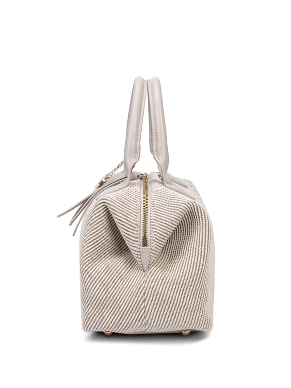 Bolso de mujer. El cierre es con cremallera. Los bolsillos internos son uno con cremallera y dos abiertos. Los bolsillos externos están ausentes. La correa para el hombro es ajustable y extraíble. El mango está fabricado en PU. Hay un compartimento interno. El material exterior es Cuero Vegano/Pu. Internamente no está forrado. Medidas: 37x20x16 cm. Producto de moda