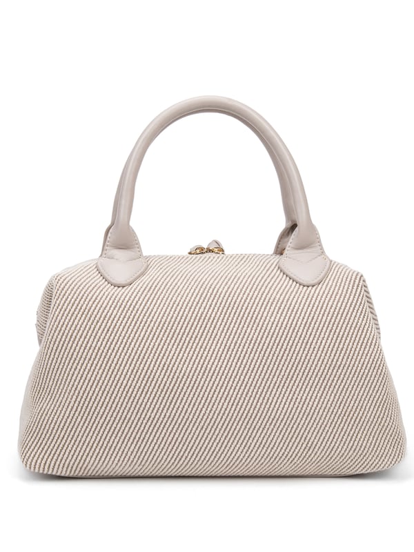 Bolso de mujer. El cierre es con cremallera. Los bolsillos internos son uno con cremallera y dos abiertos. Los bolsillos externos están ausentes. La correa para el hombro es ajustable y extraíble. El mango está fabricado en PU. Hay un compartimento interno. El material exterior es Cuero Vegano/Pu. Internamente no está forrado. Medidas: 37x20x16 cm. Producto de moda