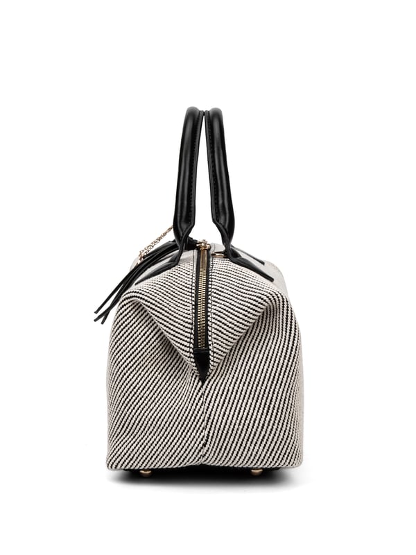 Diana&Co bolso de mano Mujer Bolso de mujer. El cierre es con cremallera. Los bolsillos internos son uno con cremallera y dos abiertos. Los bolsillos externos están ausentes. La correa para el hombro es ajustable y extraíble. El mango está fabricado en PU. Hay un compartimento interno. El material exterior es Cuero Vegano/Pu. Internamente no está forrado. Medidas: 37x20x16 cm. Producto de moda