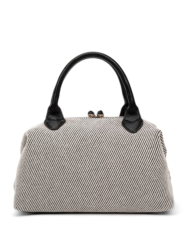 Diana&Co bolso de mano Mujer Bolso de mujer. El cierre es con cremallera. Los bolsillos internos son uno con cremallera y dos abiertos. Los bolsillos externos están ausentes. La correa para el hombro es ajustable y extraíble. El mango está fabricado en PU. Hay un compartimento interno. El material exterior es Cuero Vegano/Pu. Internamente no está forrado. Medidas: 37x20x16 cm. Producto de moda