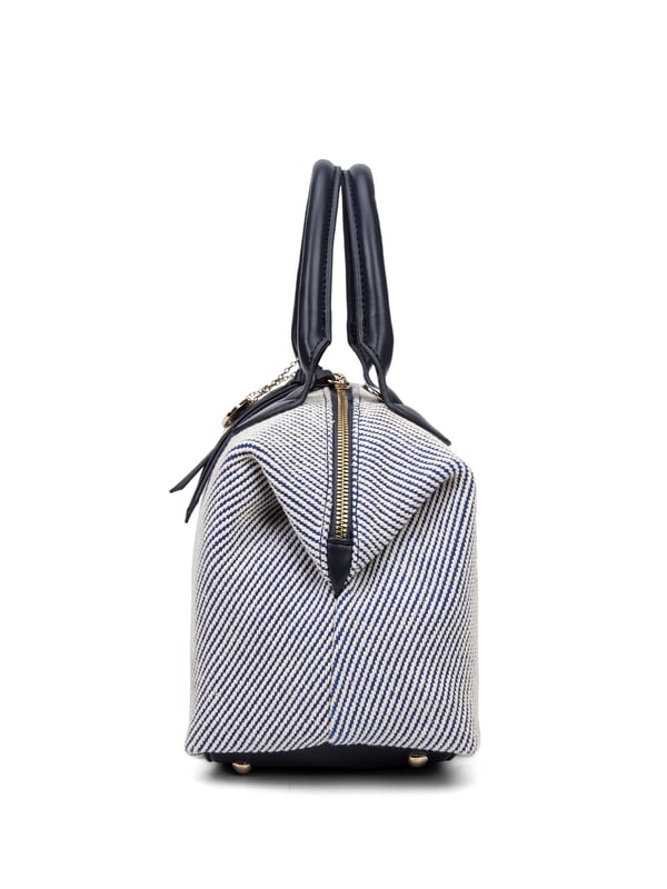 Bolso de mujer. El cierre es con cremallera. Los bolsillos internos son uno con cremallera y dos abiertos. Los bolsillos externos están ausentes. La correa para el hombro es ajustable y extraíble. El mango está fabricado en PU. Hay un compartimento interno. El material exterior es Cuero Vegano/Pu. Internamente no está forrado. Medidas: 37x20x16 cm. Producto de moda