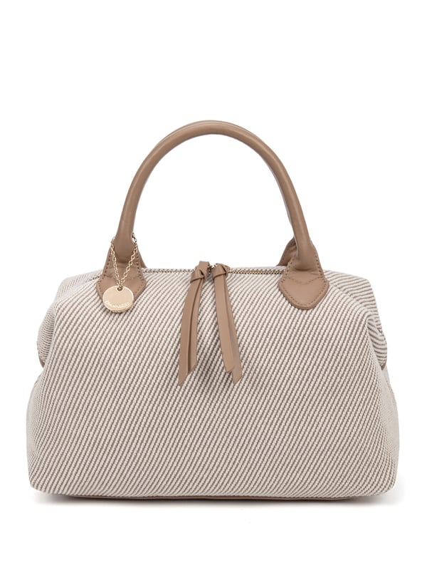 Bolso de mujer. El cierre es con cremallera. Los bolsillos internos son uno con cremallera y dos abiertos. Los bolsillos externos están ausentes. La correa para el hombro es ajustable y extraíble. El mango está fabricado en PU. Hay un compartimento interno. El material exterior es Cuero Vegano/Pu. Internamente no está forrado. Medidas: 37x20x16 cm. Producto de moda