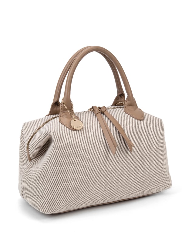 Bolso de mujer. El cierre es con cremallera. Los bolsillos internos son uno con cremallera y dos abiertos. Los bolsillos externos están ausentes. La correa para el hombro es ajustable y extraíble. El mango está fabricado en PU. Hay un compartimento interno. El material exterior es Cuero Vegano/Pu. Internamente no está forrado. Medidas: 37x20x16 cm. Producto de moda
