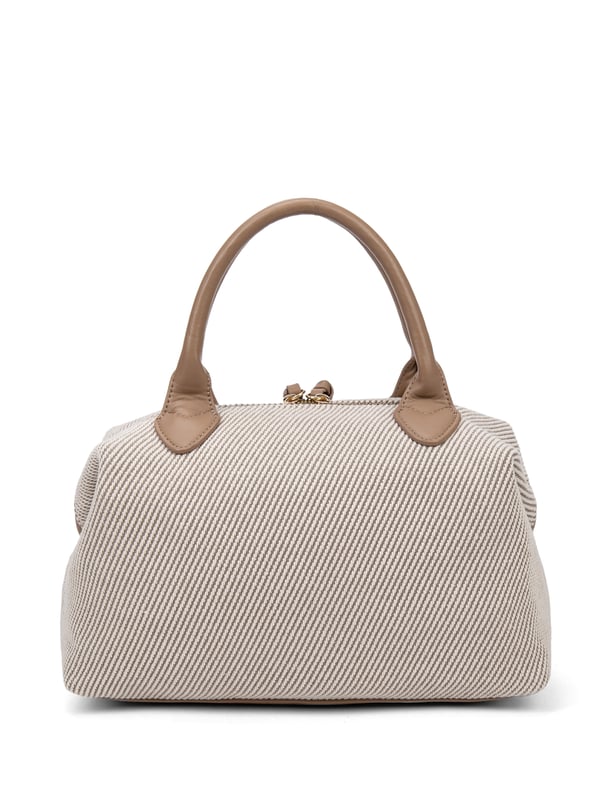 Bolso de mujer. El cierre es con cremallera. Los bolsillos internos son uno con cremallera y dos abiertos. Los bolsillos externos están ausentes. La correa para el hombro es ajustable y extraíble. El mango está fabricado en PU. Hay un compartimento interno. El material exterior es Cuero Vegano/Pu. Internamente no está forrado. Medidas: 37x20x16 cm. Producto de moda