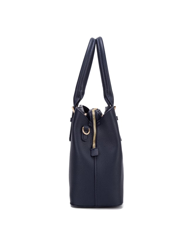 Damenhandtasche mit Reißverschluss. eine Innentasche mit Reißverschluss und zwei offene Innentaschen. fehlende Außentaschen. verstellbarer und abnehmbarer Schultergurt. im PU-Griff. ein Innenfach. Außenmaterial. Innen ungefüttert. Maße: 30,5x23,5x13,5 cm. Modeprodukt