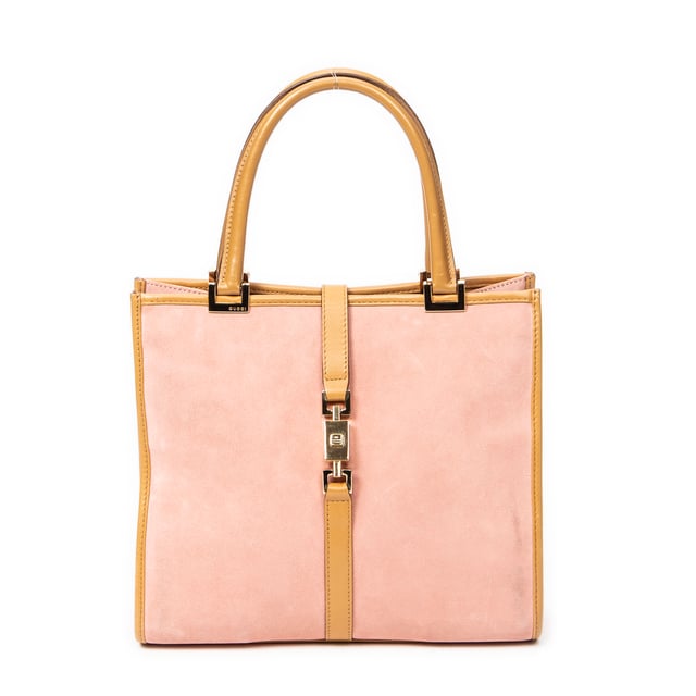 Gucci Tassen Jackie Tote  Handtas in de Roze/Bruin Kalfsleer in de Goud  hardware. Het product is in In Zeer Goede Staat (AB).
  Afmetingen: 24.5x22.5x7.5 cm 
  Inclusief accessoires: None
      
  BrandCo Paris vindt zeldzame artikelen in de beste staat voor ongelooflijke prijzen. Het is de moeite waard om geduldig te zijn! Koop met vertrouwen: alle artikelen van BrandCo Paris worden zorgvuldig geselecteerd en geverifieerd door ons team van experts.

  Alle artikelen worden geleverd met een certificaat van echtheid en verpakt door BrandCo Paris.

  Classificatietabel voor de conditie van het artikel:

  N (als nieuw)
  AA (perfecte staat)
  A (uitstekende staat)
  AB (zeer goede staat)
  B (goede/redelijke staat)