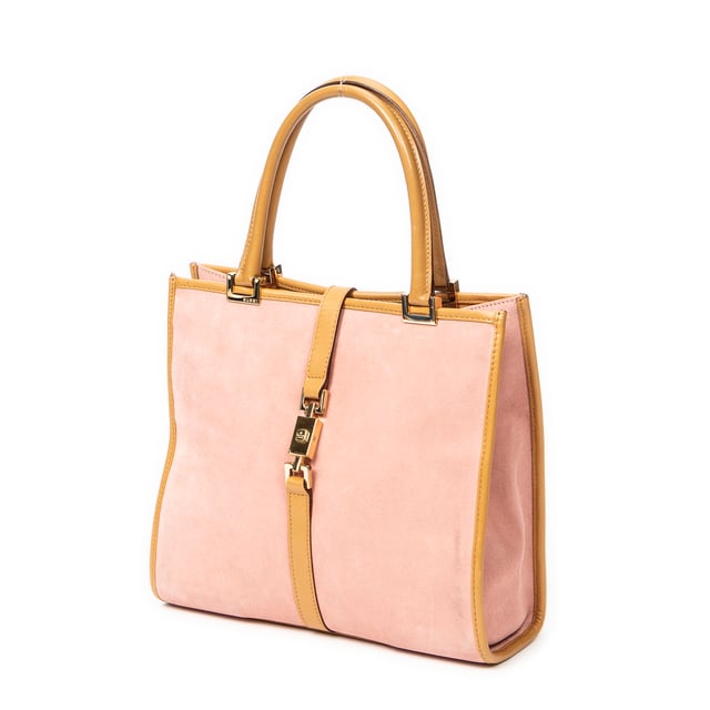 Gucci Tassen Jackie Tote  Handtas in de Roze/Bruin Kalfsleer in de Goud  hardware. Het product is in In Zeer Goede Staat (AB).
  Afmetingen: 24.5x22.5x7.5 cm 
  Inclusief accessoires: None
      
  BrandCo Paris vindt zeldzame artikelen in de beste staat voor ongelooflijke prijzen. Het is de moeite waard om geduldig te zijn! Koop met vertrouwen: alle artikelen van BrandCo Paris worden zorgvuldig geselecteerd en geverifieerd door ons team van experts.

  Alle artikelen worden geleverd met een certificaat van echtheid en verpakt door BrandCo Paris.

  Classificatietabel voor de conditie van het artikel:

  N (als nieuw)
  AA (perfecte staat)
  A (uitstekende staat)
  AB (zeer goede staat)
  B (goede/redelijke staat)