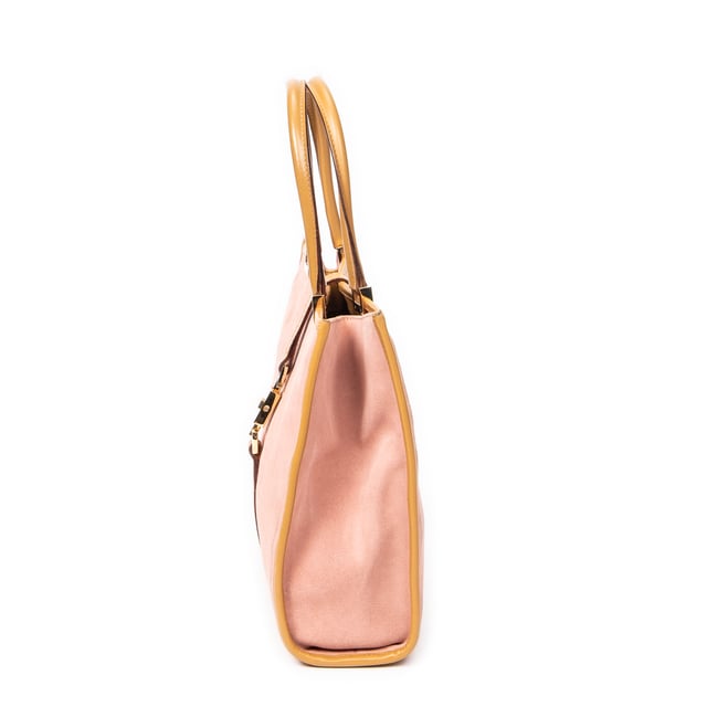 Gucci Tassen Jackie Tote  Handtas in de Roze/Bruin Kalfsleer in de Goud  hardware. Het product is in In Zeer Goede Staat (AB).
  Afmetingen: 24.5x22.5x7.5 cm 
  Inclusief accessoires: None
      
  BrandCo Paris vindt zeldzame artikelen in de beste staat voor ongelooflijke prijzen. Het is de moeite waard om geduldig te zijn! Koop met vertrouwen: alle artikelen van BrandCo Paris worden zorgvuldig geselecteerd en geverifieerd door ons team van experts.

  Alle artikelen worden geleverd met een certificaat van echtheid en verpakt door BrandCo Paris.

  Classificatietabel voor de conditie van het artikel:

  N (als nieuw)
  AA (perfecte staat)
  A (uitstekende staat)
  AB (zeer goede staat)
  B (goede/redelijke staat)