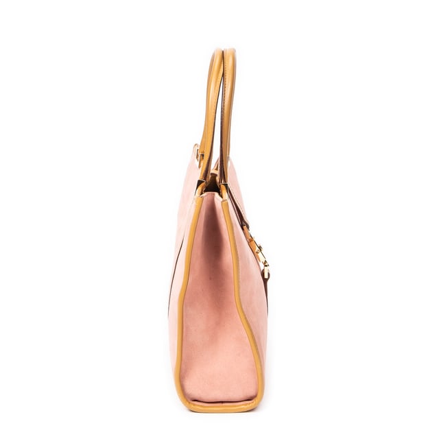 Gucci Tassen Jackie Tote  Handtas in de Roze/Bruin Kalfsleer in de Goud  hardware. Het product is in In Zeer Goede Staat (AB).
  Afmetingen: 24.5x22.5x7.5 cm 
  Inclusief accessoires: None
      
  BrandCo Paris vindt zeldzame artikelen in de beste staat voor ongelooflijke prijzen. Het is de moeite waard om geduldig te zijn! Koop met vertrouwen: alle artikelen van BrandCo Paris worden zorgvuldig geselecteerd en geverifieerd door ons team van experts.

  Alle artikelen worden geleverd met een certificaat van echtheid en verpakt door BrandCo Paris.

  Classificatietabel voor de conditie van het artikel:

  N (als nieuw)
  AA (perfecte staat)
  A (uitstekende staat)
  AB (zeer goede staat)
  B (goede/redelijke staat)