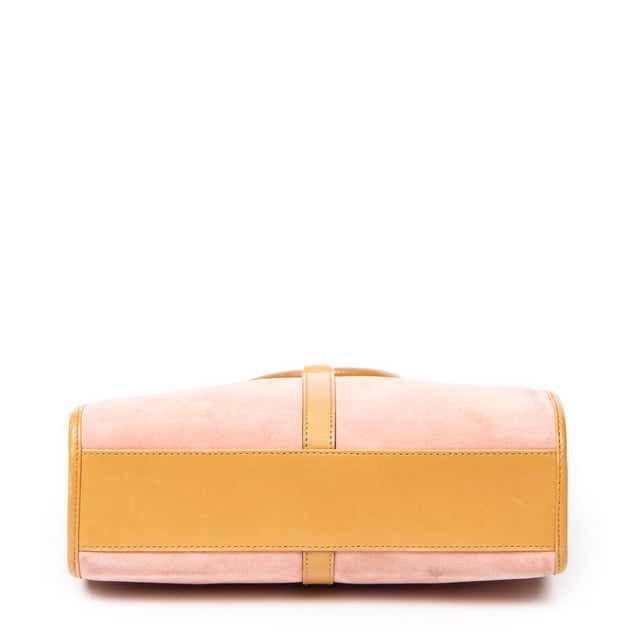 Gucci Tassen Jackie Tote  Handtas in de Roze/Bruin Kalfsleer in de Goud  hardware. Het product is in In Zeer Goede Staat (AB).
  Afmetingen: 24.5x22.5x7.5 cm 
  Inclusief accessoires: None
      
  BrandCo Paris vindt zeldzame artikelen in de beste staat voor ongelooflijke prijzen. Het is de moeite waard om geduldig te zijn! Koop met vertrouwen: alle artikelen van BrandCo Paris worden zorgvuldig geselecteerd en geverifieerd door ons team van experts.

  Alle artikelen worden geleverd met een certificaat van echtheid en verpakt door BrandCo Paris.

  Classificatietabel voor de conditie van het artikel:

  N (als nieuw)
  AA (perfecte staat)
  A (uitstekende staat)
  AB (zeer goede staat)
  B (goede/redelijke staat)