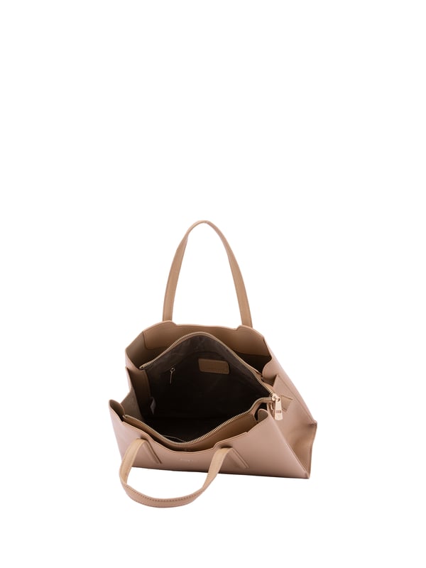 Bolso de mujer. El cierre es con cremallera. Los bolsillos internos son uno con cremallera. Los bolsillos externos están ausentes. La correa para el hombro es ajustable y extraíble. El mango es de ecopiel. Hay tres compartimentos internos. El material exterior es ecopiel. Internamente está forrado en poliéster. Medidas: 23x32x11 cm. Producto de moda