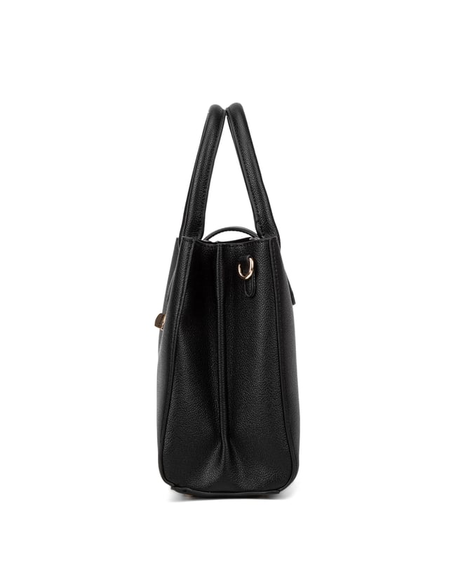 Bolso de mujer. El cierre es con giro. Los bolsillos internos son dos con cremallera y uno abierto. Los bolsillos externos están ausentes. La correa para el hombro es ajustable y extraíble. El mango está fabricado en PU. Hay dos compartimentos internos. El material exterior es Cuero Vegano/Pu. Internamente no está forrado. Medidas: 28x14x10 cm. Producto de moda