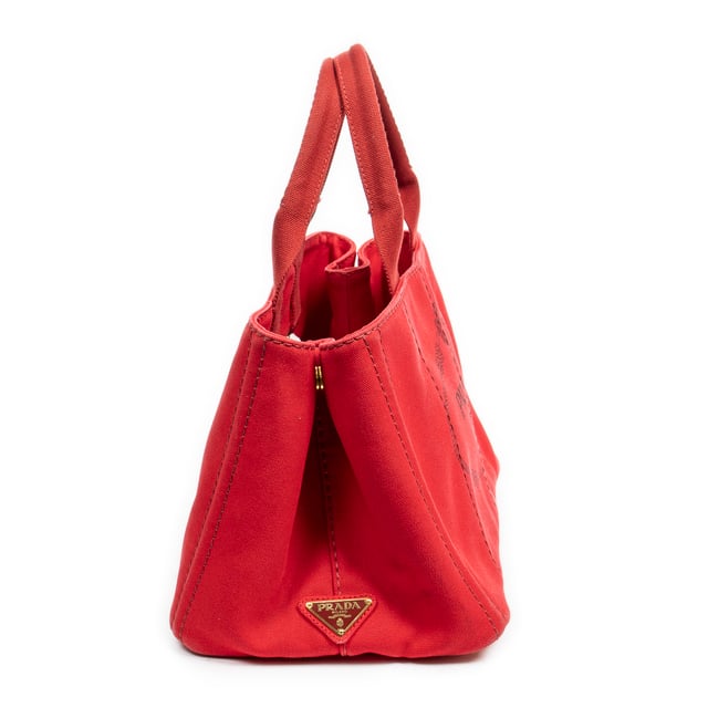 Medium Canapa Tote Handtasche Prada Taschen Medium Canapa Tote Handtasche und Rot Leinwand und Gold hardware. Das Produkt ist auf in ausgezeichnetem Zustand (A).
Abmessungen: 34x23x22 cm
Zubehör inklusive: None
Äußere Hinweise: Notes: slight scuffs on bottom
Innenhinweise: Slight scuffs on bottom
BrandCo Paris hat seltene Artikel und die besten Konditionen zu unglaublichen Preisen vorgestellt. Geduld lohnt sich! Kaufen Sie mit Vertrauen: Alle Artikel von BrandCo Paris sind von unserem Expertenteam ausgewählt und authentisch.
Alle Artikel enthalten ein Echtheitszertifikat und wurden von BrandCo Paris übernommen.
Tabelle zur Klassifizierung des Artikelzustands
N (wie neu)
AA (perfekter Zustand)
A (ausgezeichneter Zustand)
AB (sehr guter Zustand)
B (gut/mittelmäßig)