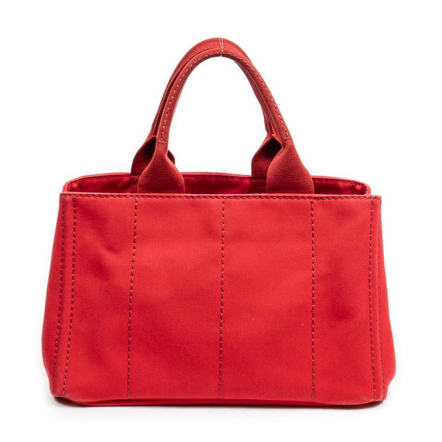 Medium Canapa Tote Handtasche Prada Taschen Medium Canapa Tote Handtasche und Rot Leinwand und Gold hardware. Das Produkt ist auf in ausgezeichnetem Zustand (A).
Abmessungen: 34x23x22 cm
Zubehör inklusive: None
Äußere Hinweise: Notes: slight scuffs on bottom
Innenhinweise: Slight scuffs on bottom
BrandCo Paris hat seltene Artikel und die besten Konditionen zu unglaublichen Preisen vorgestellt. Geduld lohnt sich! Kaufen Sie mit Vertrauen: Alle Artikel von BrandCo Paris sind von unserem Expertenteam ausgewählt und authentisch.
Alle Artikel enthalten ein Echtheitszertifikat und wurden von BrandCo Paris übernommen.
Tabelle zur Klassifizierung des Artikelzustands
N (wie neu)
AA (perfekter Zustand)
A (ausgezeichneter Zustand)
AB (sehr guter Zustand)
B (gut/mittelmäßig)
