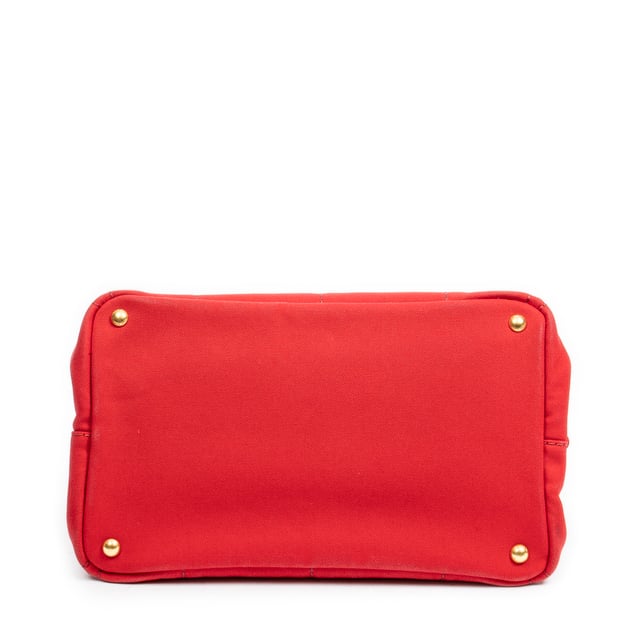 Medium Canapa Tote Handtasche Prada Taschen Medium Canapa Tote Handtasche und Rot Leinwand und Gold hardware. Das Produkt ist auf in ausgezeichnetem Zustand (A).
Abmessungen: 34x23x22 cm
Zubehör inklusive: None
Äußere Hinweise: Notes: slight scuffs on bottom
Innenhinweise: Slight scuffs on bottom
BrandCo Paris hat seltene Artikel und die besten Konditionen zu unglaublichen Preisen vorgestellt. Geduld lohnt sich! Kaufen Sie mit Vertrauen: Alle Artikel von BrandCo Paris sind von unserem Expertenteam ausgewählt und authentisch.
Alle Artikel enthalten ein Echtheitszertifikat und wurden von BrandCo Paris übernommen.
Tabelle zur Klassifizierung des Artikelzustands
N (wie neu)
AA (perfekter Zustand)
A (ausgezeichneter Zustand)
AB (sehr guter Zustand)
B (gut/mittelmäßig)
