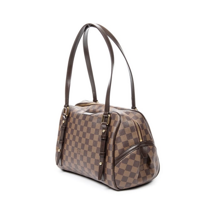 Louis Vuitton Bolsas Rivington  Bolso bandolera en Marrón Lona recubierta y Latón dorado hardware. El producto está en en Excelentes Condiciones (A).
  Dimensiones: 28x22x17 cm 
  Accesorios incluidos: None
    
  BrandCo Paris encuentra artículos raros y en las mejores condiciones a precios increíbles. ¡Vale la pena tener paciencia! Compra con confianza: todos los artículos de BrandCo Paris son seleccionados y autenticados cuidadosamente por nuestro equipo de expertos.
  Todos los artículos vienen con un certificado de autenticidad y un embalaje entregado por BrandCo Paris.
  Tabla de clasificación de la condición del artículo
  N (como nuevo)
  AA (perfecto estado)
  A (excelente estado)
  AB (muy buen estado)
  B (bueno/regular)