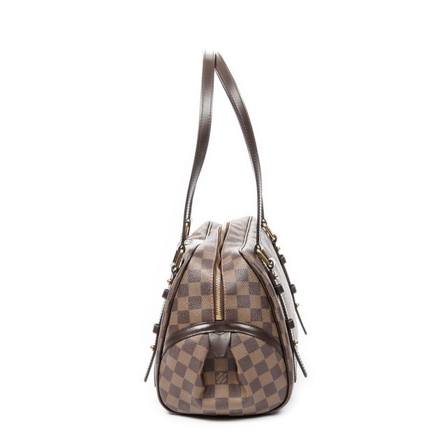 Louis Vuitton Bolsas Rivington  Bolso bandolera en Marrón Lona recubierta y Latón dorado hardware. El producto está en en Excelentes Condiciones (A).
  Dimensiones: 28x22x17 cm 
  Accesorios incluidos: None
    
  BrandCo Paris encuentra artículos raros y en las mejores condiciones a precios increíbles. ¡Vale la pena tener paciencia! Compra con confianza: todos los artículos de BrandCo Paris son seleccionados y autenticados cuidadosamente por nuestro equipo de expertos.
  Todos los artículos vienen con un certificado de autenticidad y un embalaje entregado por BrandCo Paris.
  Tabla de clasificación de la condición del artículo
  N (como nuevo)
  AA (perfecto estado)
  A (excelente estado)
  AB (muy buen estado)
  B (bueno/regular)