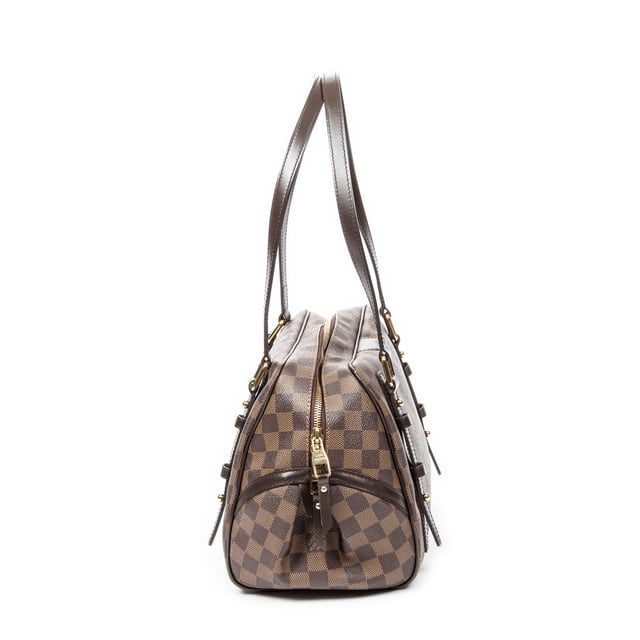 Louis Vuitton Bolsas Rivington  Bolso bandolera en Marrón Lona recubierta y Latón dorado hardware. El producto está en en Excelentes Condiciones (A).
  Dimensiones: 28x22x17 cm 
  Accesorios incluidos: None
    
  BrandCo Paris encuentra artículos raros y en las mejores condiciones a precios increíbles. ¡Vale la pena tener paciencia! Compra con confianza: todos los artículos de BrandCo Paris son seleccionados y autenticados cuidadosamente por nuestro equipo de expertos.
  Todos los artículos vienen con un certificado de autenticidad y un embalaje entregado por BrandCo Paris.
  Tabla de clasificación de la condición del artículo
  N (como nuevo)
  AA (perfecto estado)
  A (excelente estado)
  AB (muy buen estado)
  B (bueno/regular)