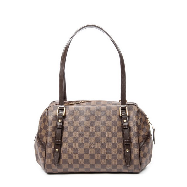 Louis Vuitton Bolsas Rivington  Bolso bandolera en Marrón Lona recubierta y Latón dorado hardware. El producto está en en Excelentes Condiciones (A).
  Dimensiones: 28x22x17 cm 
  Accesorios incluidos: None
    
  BrandCo Paris encuentra artículos raros y en las mejores condiciones a precios increíbles. ¡Vale la pena tener paciencia! Compra con confianza: todos los artículos de BrandCo Paris son seleccionados y autenticados cuidadosamente por nuestro equipo de expertos.
  Todos los artículos vienen con un certificado de autenticidad y un embalaje entregado por BrandCo Paris.
  Tabla de clasificación de la condición del artículo
  N (como nuevo)
  AA (perfecto estado)
  A (excelente estado)
  AB (muy buen estado)
  B (bueno/regular)