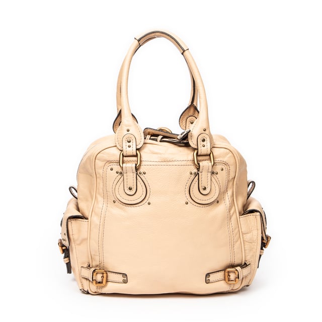 Chloé Bolsas Paddington Zip Top Handle  Bolso bandolera en Beige Piel de becerro y Oro hardware. El producto está en en Excelentes Condiciones (A).
  Dimensiones: 29x32x14 cm 
  Accesorios incluidos: Cadenas; Key
    
  BrandCo Paris encuentra artículos raros y en las mejores condiciones a precios increíbles. ¡Vale la pena tener paciencia! Compra con confianza: todos los artículos de BrandCo Paris son seleccionados y autenticados cuidadosamente por nuestro equipo de expertos.
  Todos los artículos vienen con un certificado de autenticidad y un embalaje entregado por BrandCo Paris.
  Tabla de clasificación de la condición del artículo
  N (como nuevo)
  AA (perfecto estado)
  A (excelente estado)
  AB (muy buen estado)
  B (bueno/regular)