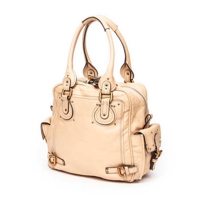 Chloé Bolsas Paddington Zip Top Handle  Bolso bandolera en Beige Piel de becerro y Oro hardware. El producto está en en Excelentes Condiciones (A).
  Dimensiones: 29x32x14 cm 
  Accesorios incluidos: Cadenas; Key
    
  BrandCo Paris encuentra artículos raros y en las mejores condiciones a precios increíbles. ¡Vale la pena tener paciencia! Compra con confianza: todos los artículos de BrandCo Paris son seleccionados y autenticados cuidadosamente por nuestro equipo de expertos.
  Todos los artículos vienen con un certificado de autenticidad y un embalaje entregado por BrandCo Paris.
  Tabla de clasificación de la condición del artículo
  N (como nuevo)
  AA (perfecto estado)
  A (excelente estado)
  AB (muy buen estado)
  B (bueno/regular)
