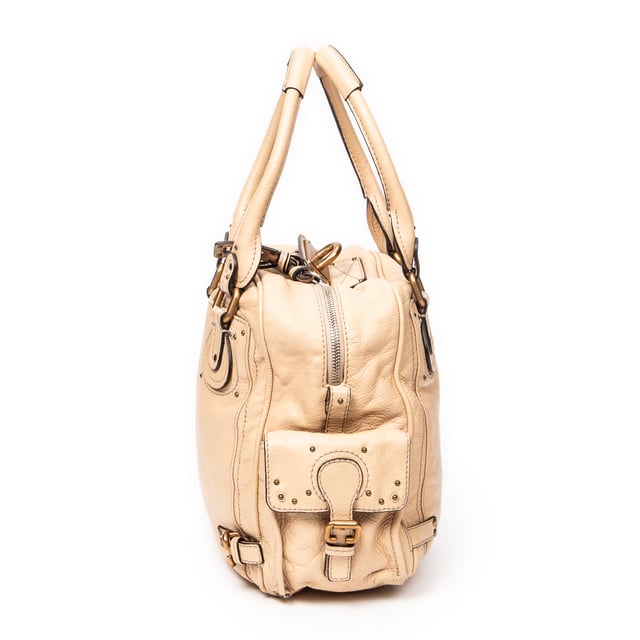 Chloé Bolsas Paddington Zip Top Handle  Bolso bandolera en Beige Piel de becerro y Oro hardware. El producto está en en Excelentes Condiciones (A).
  Dimensiones: 29x32x14 cm 
  Accesorios incluidos: Cadenas; Key
    
  BrandCo Paris encuentra artículos raros y en las mejores condiciones a precios increíbles. ¡Vale la pena tener paciencia! Compra con confianza: todos los artículos de BrandCo Paris son seleccionados y autenticados cuidadosamente por nuestro equipo de expertos.
  Todos los artículos vienen con un certificado de autenticidad y un embalaje entregado por BrandCo Paris.
  Tabla de clasificación de la condición del artículo
  N (como nuevo)
  AA (perfecto estado)
  A (excelente estado)
  AB (muy buen estado)
  B (bueno/regular)
