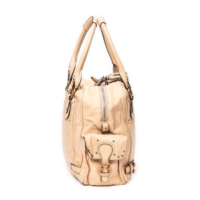 Chloé Bolsas Paddington Zip Top Handle  Bolso bandolera en Beige Piel de becerro y Oro hardware. El producto está en en Excelentes Condiciones (A).
  Dimensiones: 29x32x14 cm 
  Accesorios incluidos: Cadenas; Key
    
  BrandCo Paris encuentra artículos raros y en las mejores condiciones a precios increíbles. ¡Vale la pena tener paciencia! Compra con confianza: todos los artículos de BrandCo Paris son seleccionados y autenticados cuidadosamente por nuestro equipo de expertos.
  Todos los artículos vienen con un certificado de autenticidad y un embalaje entregado por BrandCo Paris.
  Tabla de clasificación de la condición del artículo
  N (como nuevo)
  AA (perfecto estado)
  A (excelente estado)
  AB (muy buen estado)
  B (bueno/regular)