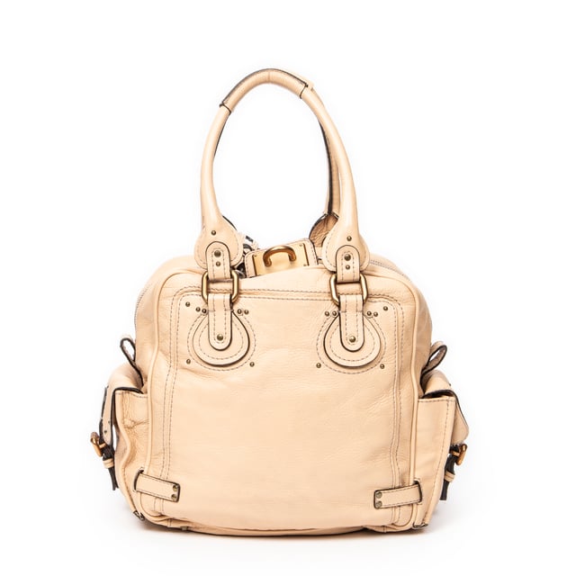 Chloé Bolsas Paddington Zip Top Handle  Bolso bandolera en Beige Piel de becerro y Oro hardware. El producto está en en Excelentes Condiciones (A).
  Dimensiones: 29x32x14 cm 
  Accesorios incluidos: Cadenas; Key
    
  BrandCo Paris encuentra artículos raros y en las mejores condiciones a precios increíbles. ¡Vale la pena tener paciencia! Compra con confianza: todos los artículos de BrandCo Paris son seleccionados y autenticados cuidadosamente por nuestro equipo de expertos.
  Todos los artículos vienen con un certificado de autenticidad y un embalaje entregado por BrandCo Paris.
  Tabla de clasificación de la condición del artículo
  N (como nuevo)
  AA (perfecto estado)
  A (excelente estado)
  AB (muy buen estado)
  B (bueno/regular)