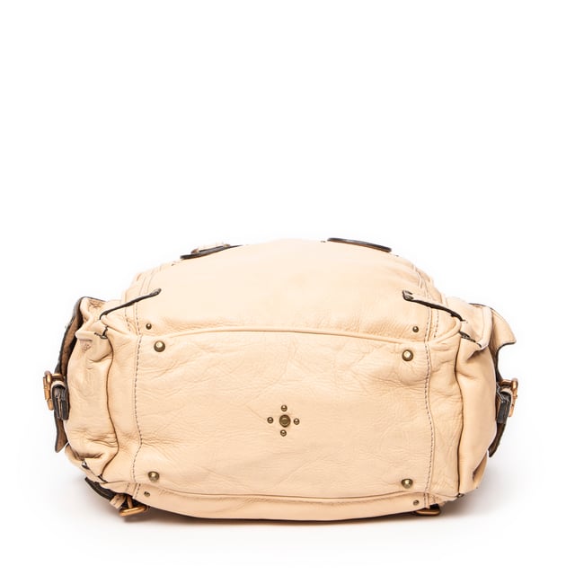 Chloé Bolsas Paddington Zip Top Handle  Bolso bandolera en Beige Piel de becerro y Oro hardware. El producto está en en Excelentes Condiciones (A).
  Dimensiones: 29x32x14 cm 
  Accesorios incluidos: Cadenas; Key
    
  BrandCo Paris encuentra artículos raros y en las mejores condiciones a precios increíbles. ¡Vale la pena tener paciencia! Compra con confianza: todos los artículos de BrandCo Paris son seleccionados y autenticados cuidadosamente por nuestro equipo de expertos.
  Todos los artículos vienen con un certificado de autenticidad y un embalaje entregado por BrandCo Paris.
  Tabla de clasificación de la condición del artículo
  N (como nuevo)
  AA (perfecto estado)
  A (excelente estado)
  AB (muy buen estado)
  B (bueno/regular)