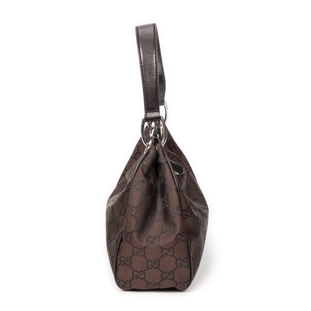 Colbert Hobo Schoudertas Gucci Tassen Colbert Hobo Schoudertas in de Bruin Doek in de Zilver hardware. Het product is in In Uitstekende Staat (A).
Afmetingen: 20x35x11.5 cm
Inclusief accessoires: None
BrandCo Paris vindt zeldzame artikelen in de beste staat voor ongelooflijke prijzen. Het is de moeite waard om geduldig te zijn! Koop met vertrouwen: alle artikelen van BrandCo Paris worden zorgvuldig geselecteerd en geverifieerd door ons team van experts.
Alle artikelen worden geleverd met een certificaat van echtheid en verpakt door BrandCo Paris.
Classificatietabel voor de conditie van het artikel:
N (als nieuw)
AA (perfecte staat)
A (uitstekende staat)
AB (zeer goede staat)
B (goede/redelijke staat)