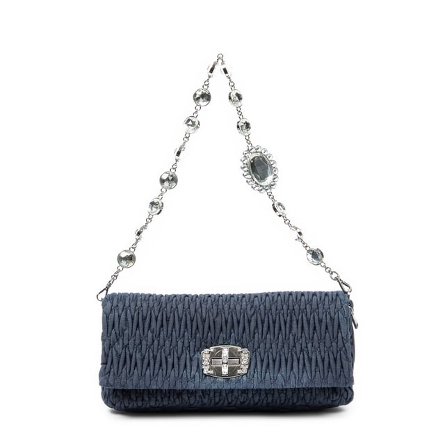 Miu Miu Bolsas Small Crystal Chain Flap Clutch  Bolso bandolera en Denim azul Lienzo y Plata hardware. El producto está en en Excelentes Condiciones (A).
  Dimensiones: 28x13x5 cm 
  Accesorios incluidos: Crystal Chain Strap
    
  BrandCo Paris encuentra artículos raros y en las mejores condiciones a precios increíbles. ¡Vale la pena tener paciencia! Compra con confianza: todos los artículos de BrandCo Paris son seleccionados y autenticados cuidadosamente por nuestro equipo de expertos.
  Todos los artículos vienen con un certificado de autenticidad y un embalaje entregado por BrandCo Paris.
  Tabla de clasificación de la condición del artículo
  N (como nuevo)
  AA (perfecto estado)
  A (excelente estado)
  AB (muy buen estado)
  B (bueno/regular)