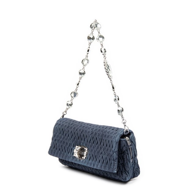 Miu Miu Bolsas Small Crystal Chain Flap Clutch  Bolso bandolera en Denim azul Lienzo y Plata hardware. El producto está en en Excelentes Condiciones (A).
  Dimensiones: 28x13x5 cm 
  Accesorios incluidos: Crystal Chain Strap
    
  BrandCo Paris encuentra artículos raros y en las mejores condiciones a precios increíbles. ¡Vale la pena tener paciencia! Compra con confianza: todos los artículos de BrandCo Paris son seleccionados y autenticados cuidadosamente por nuestro equipo de expertos.
  Todos los artículos vienen con un certificado de autenticidad y un embalaje entregado por BrandCo Paris.
  Tabla de clasificación de la condición del artículo
  N (como nuevo)
  AA (perfecto estado)
  A (excelente estado)
  AB (muy buen estado)
  B (bueno/regular)