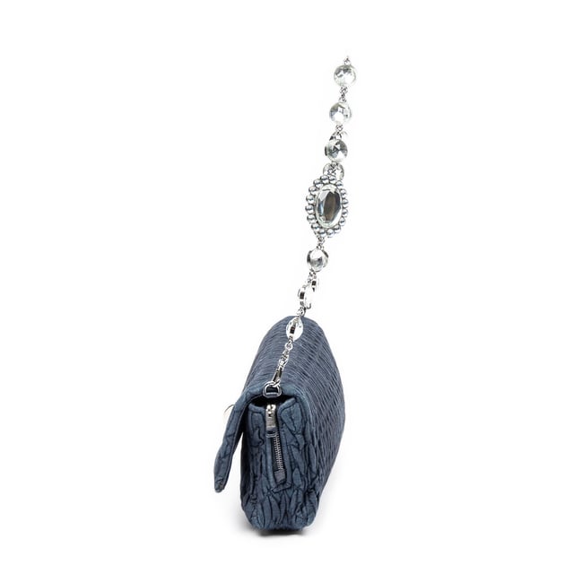 Miu Miu Bolsas Small Crystal Chain Flap Clutch  Bolso bandolera en Denim azul Lienzo y Plata hardware. El producto está en en Excelentes Condiciones (A).
  Dimensiones: 28x13x5 cm 
  Accesorios incluidos: Crystal Chain Strap
    
  BrandCo Paris encuentra artículos raros y en las mejores condiciones a precios increíbles. ¡Vale la pena tener paciencia! Compra con confianza: todos los artículos de BrandCo Paris son seleccionados y autenticados cuidadosamente por nuestro equipo de expertos.
  Todos los artículos vienen con un certificado de autenticidad y un embalaje entregado por BrandCo Paris.
  Tabla de clasificación de la condición del artículo
  N (como nuevo)
  AA (perfecto estado)
  A (excelente estado)
  AB (muy buen estado)
  B (bueno/regular)