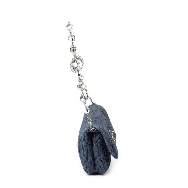 Miu Miu Bolsas Small Crystal Chain Flap Clutch  Bolso bandolera en Denim azul Lienzo y Plata hardware. El producto está en en Excelentes Condiciones (A).
  Dimensiones: 28x13x5 cm 
  Accesorios incluidos: Crystal Chain Strap
    
  BrandCo Paris encuentra artículos raros y en las mejores condiciones a precios increíbles. ¡Vale la pena tener paciencia! Compra con confianza: todos los artículos de BrandCo Paris son seleccionados y autenticados cuidadosamente por nuestro equipo de expertos.
  Todos los artículos vienen con un certificado de autenticidad y un embalaje entregado por BrandCo Paris.
  Tabla de clasificación de la condición del artículo
  N (como nuevo)
  AA (perfecto estado)
  A (excelente estado)
  AB (muy buen estado)
  B (bueno/regular)