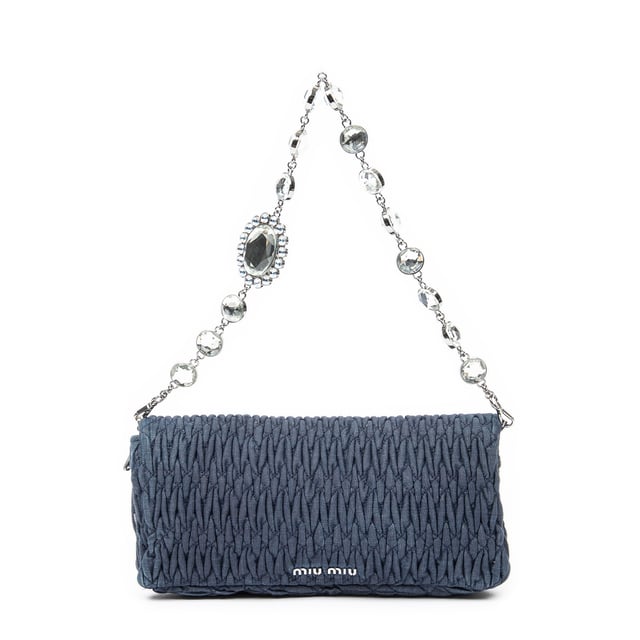 Miu Miu Bolsas Small Crystal Chain Flap Clutch  Bolso bandolera en Denim azul Lienzo y Plata hardware. El producto está en en Excelentes Condiciones (A).
  Dimensiones: 28x13x5 cm 
  Accesorios incluidos: Crystal Chain Strap
    
  BrandCo Paris encuentra artículos raros y en las mejores condiciones a precios increíbles. ¡Vale la pena tener paciencia! Compra con confianza: todos los artículos de BrandCo Paris son seleccionados y autenticados cuidadosamente por nuestro equipo de expertos.
  Todos los artículos vienen con un certificado de autenticidad y un embalaje entregado por BrandCo Paris.
  Tabla de clasificación de la condición del artículo
  N (como nuevo)
  AA (perfecto estado)
  A (excelente estado)
  AB (muy buen estado)
  B (bueno/regular)