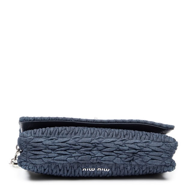 Miu Miu Bolsas Small Crystal Chain Flap Clutch  Bolso bandolera en Denim azul Lienzo y Plata hardware. El producto está en en Excelentes Condiciones (A).
  Dimensiones: 28x13x5 cm 
  Accesorios incluidos: Crystal Chain Strap
    
  BrandCo Paris encuentra artículos raros y en las mejores condiciones a precios increíbles. ¡Vale la pena tener paciencia! Compra con confianza: todos los artículos de BrandCo Paris son seleccionados y autenticados cuidadosamente por nuestro equipo de expertos.
  Todos los artículos vienen con un certificado de autenticidad y un embalaje entregado por BrandCo Paris.
  Tabla de clasificación de la condición del artículo
  N (como nuevo)
  AA (perfecto estado)
  A (excelente estado)
  AB (muy buen estado)
  B (bueno/regular)