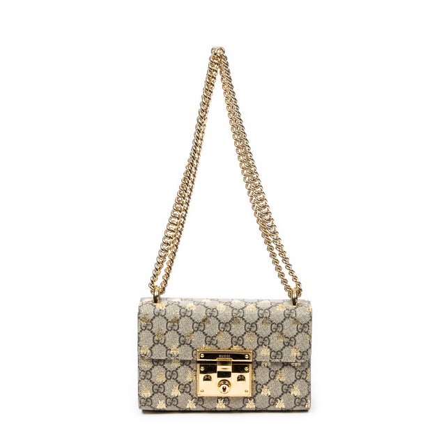 Gucci Tassen Small Padlock Chain Crossbody  Schoudertas in de Beige/Goud Gecoat canvas in de Goud  hardware. Het product is in In Uitstekende Staat (A).
  Afmetingen: 20x13x7 cm 
  Inclusief accessoires: Dustbag; Box
      Conditie Notes: slight scuffs on exterior black leather; stains on interior lining; slight scuffs and discoloration on interior flap
  BrandCo Paris vindt zeldzame artikelen in de beste staat voor ongelooflijke prijzen. Het is de moeite waard om geduldig te zijn! Koop met vertrouwen: alle artikelen van BrandCo Paris worden zorgvuldig geselecteerd en geverifieerd door ons team van experts.

  Alle artikelen worden geleverd met een certificaat van echtheid en verpakt door BrandCo Paris.

  Classificatietabel voor de conditie van het artikel:

  N (als nieuw)
  AA (perfecte staat)
  A (uitstekende staat)
  AB (zeer goede staat)
  B (goede/redelijke staat)