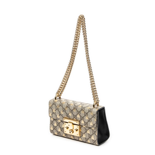 Gucci Tassen Small Padlock Chain Crossbody  Schoudertas in de Beige/Goud Gecoat canvas in de Goud  hardware. Het product is in In Uitstekende Staat (A).
  Afmetingen: 20x13x7 cm 
  Inclusief accessoires: Dustbag; Box
      Conditie Notes: slight scuffs on exterior black leather; stains on interior lining; slight scuffs and discoloration on interior flap
  BrandCo Paris vindt zeldzame artikelen in de beste staat voor ongelooflijke prijzen. Het is de moeite waard om geduldig te zijn! Koop met vertrouwen: alle artikelen van BrandCo Paris worden zorgvuldig geselecteerd en geverifieerd door ons team van experts.

  Alle artikelen worden geleverd met een certificaat van echtheid en verpakt door BrandCo Paris.

  Classificatietabel voor de conditie van het artikel:

  N (als nieuw)
  AA (perfecte staat)
  A (uitstekende staat)
  AB (zeer goede staat)
  B (goede/redelijke staat)