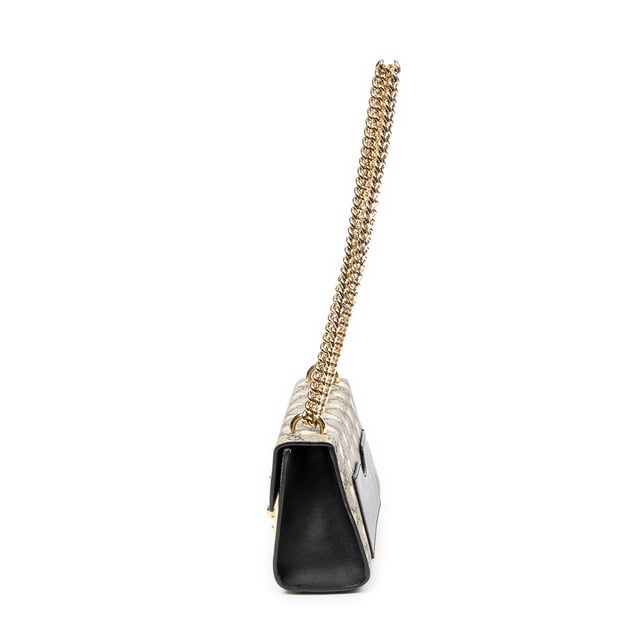 Gucci Tassen Small Padlock Chain Crossbody  Schoudertas in de Beige/Goud Gecoat canvas in de Goud  hardware. Het product is in In Uitstekende Staat (A).
  Afmetingen: 20x13x7 cm 
  Inclusief accessoires: Dustbag; Box
      Conditie Notes: slight scuffs on exterior black leather; stains on interior lining; slight scuffs and discoloration on interior flap
  BrandCo Paris vindt zeldzame artikelen in de beste staat voor ongelooflijke prijzen. Het is de moeite waard om geduldig te zijn! Koop met vertrouwen: alle artikelen van BrandCo Paris worden zorgvuldig geselecteerd en geverifieerd door ons team van experts.

  Alle artikelen worden geleverd met een certificaat van echtheid en verpakt door BrandCo Paris.

  Classificatietabel voor de conditie van het artikel:

  N (als nieuw)
  AA (perfecte staat)
  A (uitstekende staat)
  AB (zeer goede staat)
  B (goede/redelijke staat)