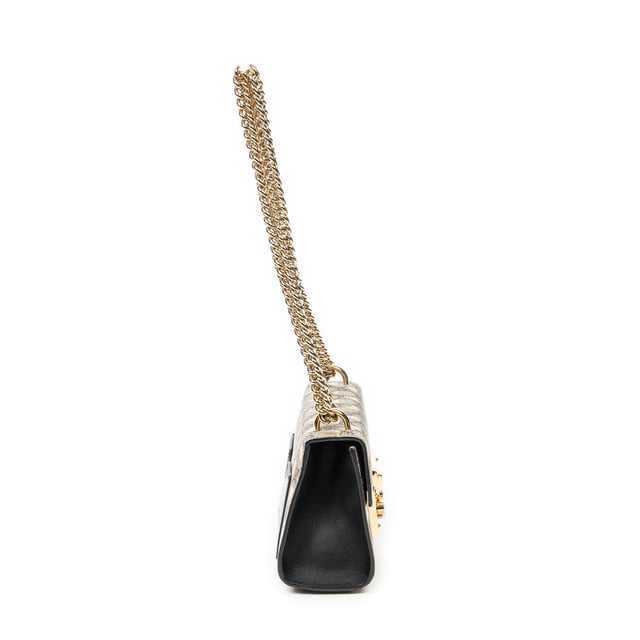 Gucci Tassen Small Padlock Chain Crossbody  Schoudertas in de Beige/Goud Gecoat canvas in de Goud  hardware. Het product is in In Uitstekende Staat (A).
  Afmetingen: 20x13x7 cm 
  Inclusief accessoires: Dustbag; Box
      Conditie Notes: slight scuffs on exterior black leather; stains on interior lining; slight scuffs and discoloration on interior flap
  BrandCo Paris vindt zeldzame artikelen in de beste staat voor ongelooflijke prijzen. Het is de moeite waard om geduldig te zijn! Koop met vertrouwen: alle artikelen van BrandCo Paris worden zorgvuldig geselecteerd en geverifieerd door ons team van experts.

  Alle artikelen worden geleverd met een certificaat van echtheid en verpakt door BrandCo Paris.

  Classificatietabel voor de conditie van het artikel:

  N (als nieuw)
  AA (perfecte staat)
  A (uitstekende staat)
  AB (zeer goede staat)
  B (goede/redelijke staat)